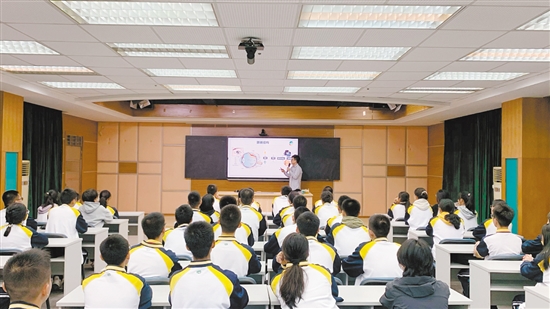 江門市疾控中心工作人員進(jìn)校園科普健康知識(shí)。