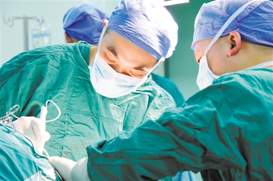 顱內(nèi)動脈瘤一旦破裂，后果可能極其嚴重。圖為醫(yī)生為患者進行手術(shù)。
