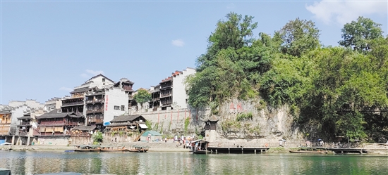 邊城茶峒群山環(huán)抱，城中有山，山中有城。
