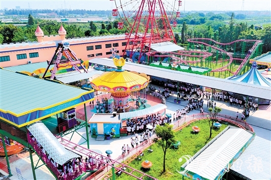 摩天輪是長廊生態(tài)園熱門項(xiàng)目之一。