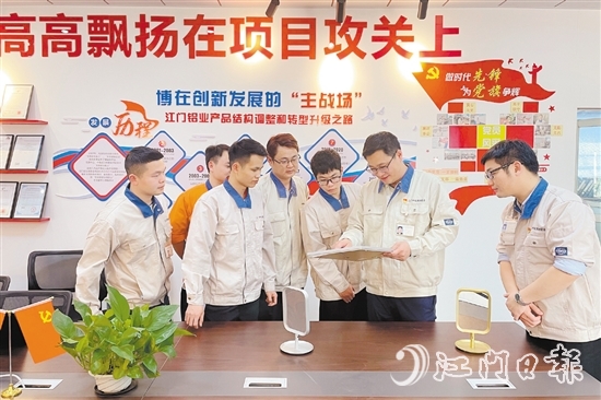 企業(yè)黨員職工帶頭開展研發(fā)攻堅(jiān)。