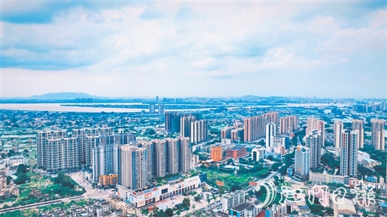 當(dāng)下，在鶴山大地，“拼”的精神、“闖”的勁頭、“實(shí)”的干勁處處涌動(dòng)。圖為鶴山城區(qū)。