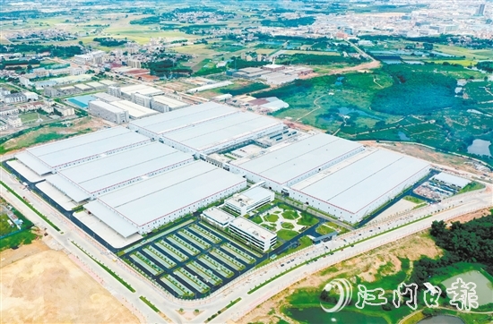 去年鶴山94個(gè)省市重點(diǎn)項(xiàng)目投資完成率達(dá)到132%，排名江門第二。圖為鶴山市隆基光伏科技有限公司。