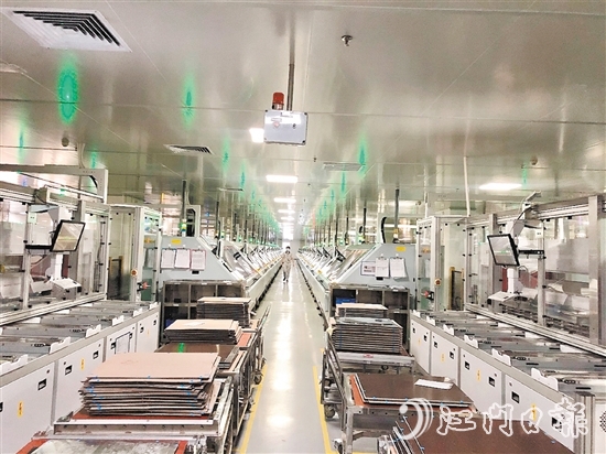 世運(yùn)電路今年第一季度生產(chǎn)訂單已經(jīng)排滿，企業(yè)生產(chǎn)車間機(jī)器轟鳴，生產(chǎn)線加速運(yùn)轉(zhuǎn)。