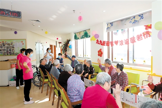 新會區(qū)養(yǎng)老中心舉辦活動，豐富老年人生活。簡家琳