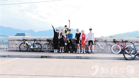 方嘉浩（左二）與騎友們打卡江門美麗風景。