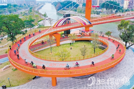 江海區(qū)城央綠廊四道貫通，適合騎行，圖為騎行車愛好者騎行在如意橋上。郭永樂