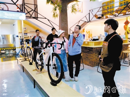 市民在Plan.B自行車生活館選購適宜的自行車。劉瓊