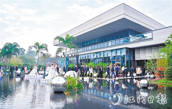 春節(jié)期間，蓬江區(qū)樓市火熱，不少人趁著假期到各大樓盤實(shí)地了解市況。