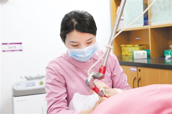 醫(yī)護(hù)人員為痤瘡患者進(jìn)行治療。