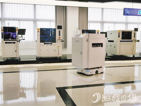 德森智能生產(chǎn)的AGV全自動機器人正在工作。劉瓊