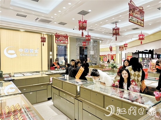 小克重黃金首飾、黃金貼片等“輕量化”產(chǎn)品受年輕消費(fèi)者青睞。