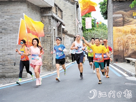 參賽選手在鮮卑古村縱情奔跑。