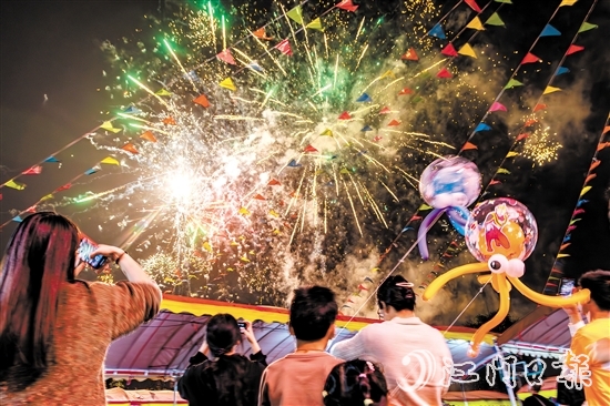 進(jìn)入夜晚，花炮會現(xiàn)場仍然非常熱鬧，絢麗煙花讓村民、游客大飽眼福。歐蕊榮