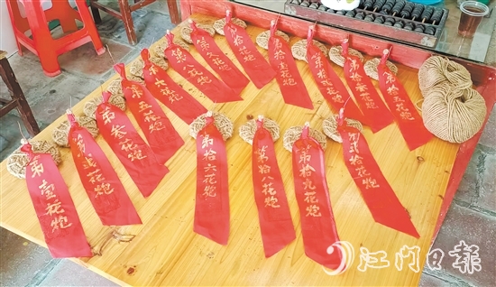 “搶炮”環(huán)節(jié)用的花炮頭由麻繩編織而成，如今“搶炮”被抽簽取代，既保留了傳統(tǒng)，又確保了安全。鶴城鎮(zhèn)供圖