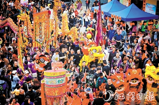 正月十六上午，小官田樟樹下村熱鬧非凡，村民們敲鑼打鼓，進(jìn)行“接炮”“還炮”等環(huán)節(jié)。