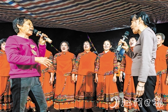 村民在花炮會上唱響《采茶歌》，詞韻精美，內(nèi)涵豐富。歐蕊榮