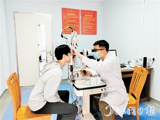 蓬江區(qū)有序組織應(yīng)征青年參加體檢。