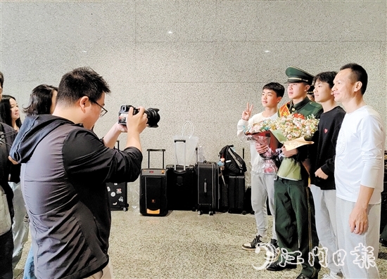 家人迎接退役軍人光榮返鄉(xiāng)。