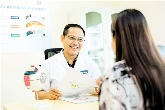 趙春陽為病人看診。