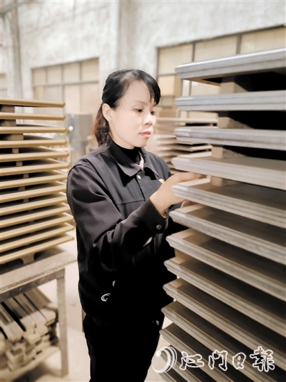 廣東鴻業(yè)家具集團(tuán)有限公司生產(chǎn)部油漆、木皮車間工人韋江祝