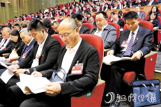 來自各條戰(zhàn)線的人大代表、政協(xié)委員熱議鶴山市政府工作報(bào)告。