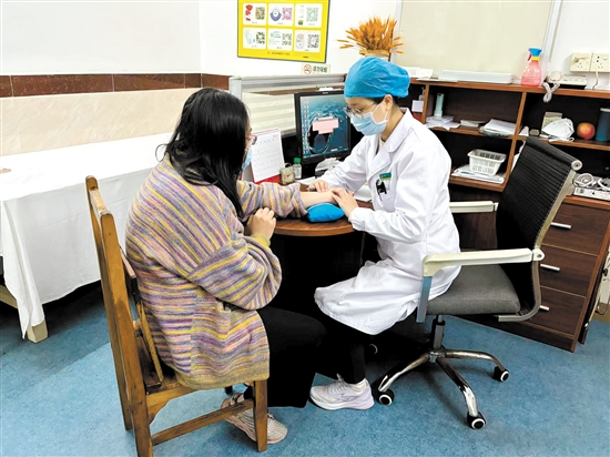周春華向患者了解情況。