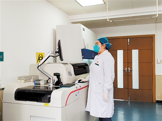 趙冬婷進行檢測工作。