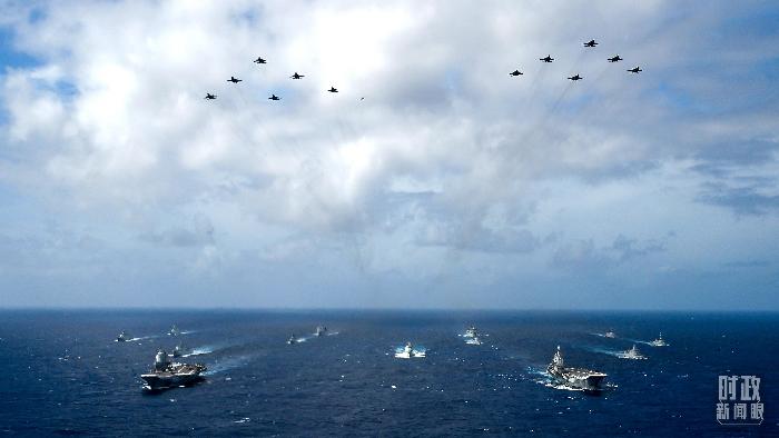 △2024年10月21日，遼寧艦、山東艦編隊(duì)雙航母編隊(duì)演練。（圖/視覺中國）