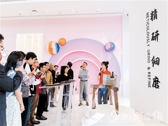 禮樂街道組織企業(yè)家們參觀金多多糖果樂園。