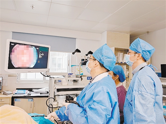 消化內(nèi)科團(tuán)隊(duì)為患者施行手術(shù)。