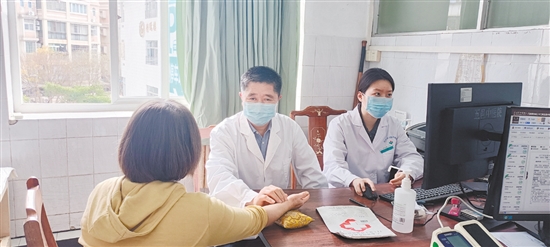 醫(yī)生對(duì)患者問(wèn)診。