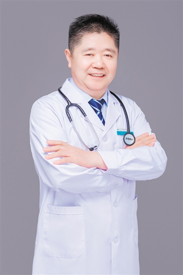 楊愛(ài)成：江門市五邑中醫(yī)院腎病科主任，主任醫(yī)師，醫(yī)學(xué)博士，暨南大學(xué)碩士生導(dǎo)師，嶺南名醫(yī)，江門市名醫(yī)。