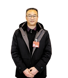 開平市人大代表，龍勝鎮(zhèn)龍勝墟社區(qū)黨支部書記、居委會主任張健鋒