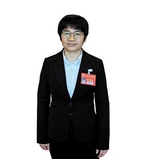 開平市人大代表，馬岡鎮(zhèn)聯(lián)岡村黨總支書記、村委會主任梁泳怡