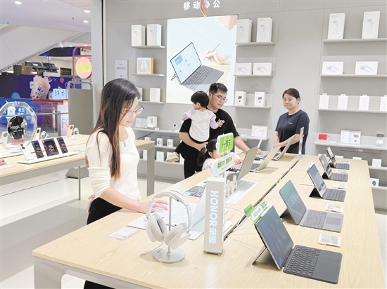 不少市民到門店看新款手機。