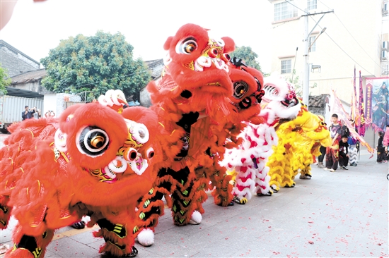 巡游途中，醒獅隊帶來活靈活現(xiàn)的舞獅表演。