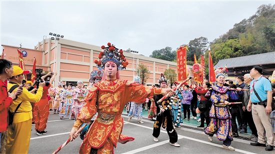 英歌舞者個個身姿矯健，步伐有力，激情四溢。