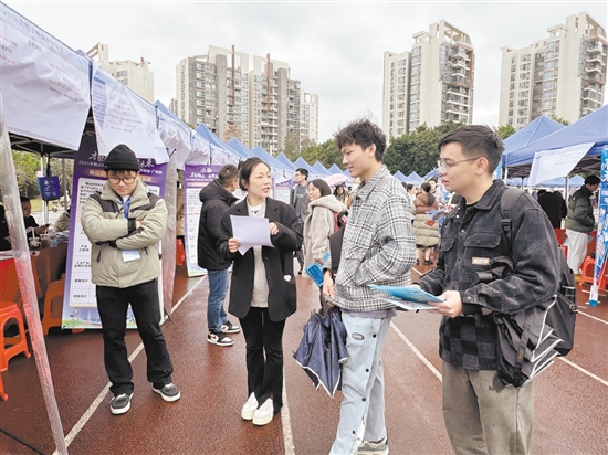 校園招聘會吸引不少高校學(xué)子前來咨詢應(yīng)聘。