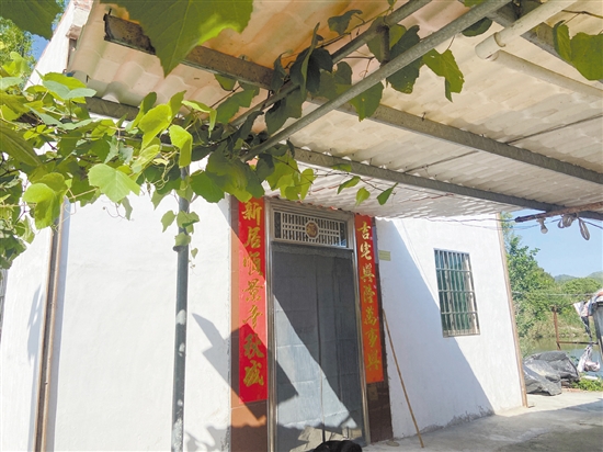 近年來，鶴山市相關(guān)部門及單位積極幫助困難群眾實施農(nóng)村危房改造。