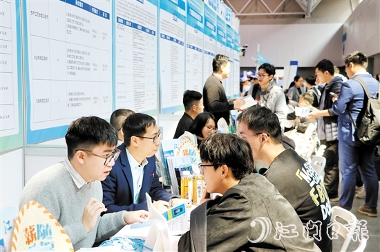 企業(yè)代表與求職者面對面交流。