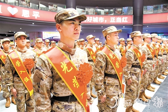 新兵奔赴軍營(yíng)開(kāi)啟新征程。