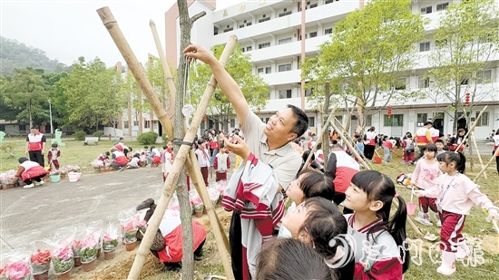 植樹后，大家在樹上掛上牌子以作紀(jì)念。