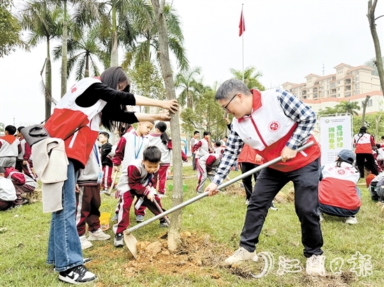 鰲峰小學(xué)開展親子共植活動(dòng)，家長與孩子一起合力參與勞動(dòng)實(shí)踐。