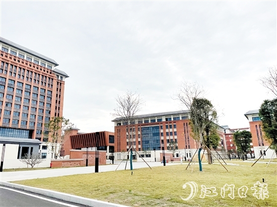 恩平智造學(xué)院設(shè)置在恩平市職教園內(nèi)，擁有優(yōu)質(zhì)的職業(yè)教育條件。