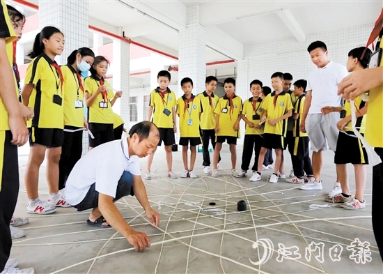 鄺活發(fā)參與“非遺進校園”活動，為年輕一代講解泮村燈會相關(guān)知識。