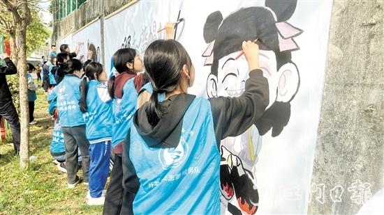 活動(dòng)現(xiàn)場(chǎng)，大家一起繪制“哪吒”主題墻畫(huà)。