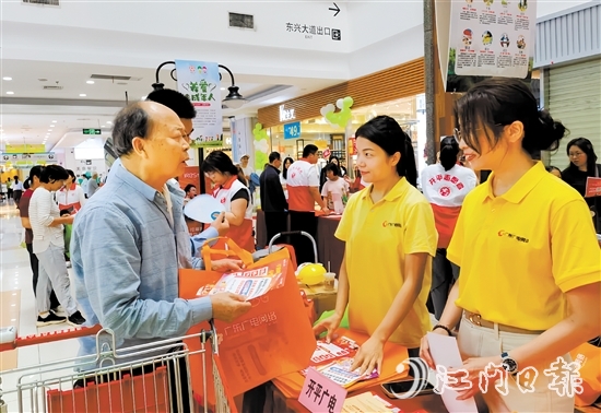 工作人員耐心解答市民疑問，大力宣傳普及消費者權(quán)益保護等有關(guān)知識。