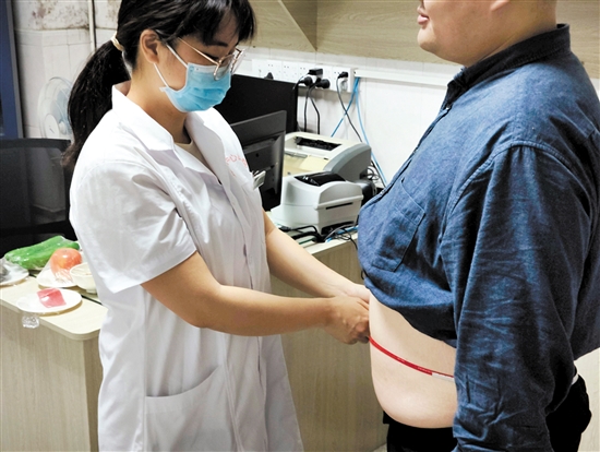 醫(yī)生為記者測量腰圍。