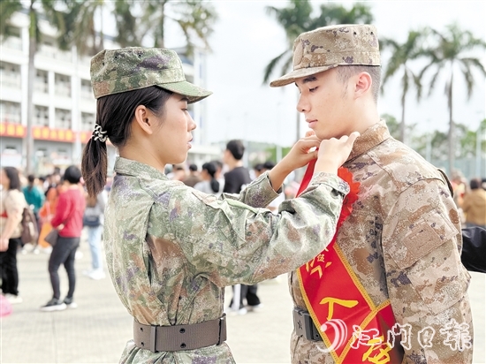 在歡送儀式現(xiàn)場(chǎng)，老兵姐姐為新兵弟弟整理軍裝。